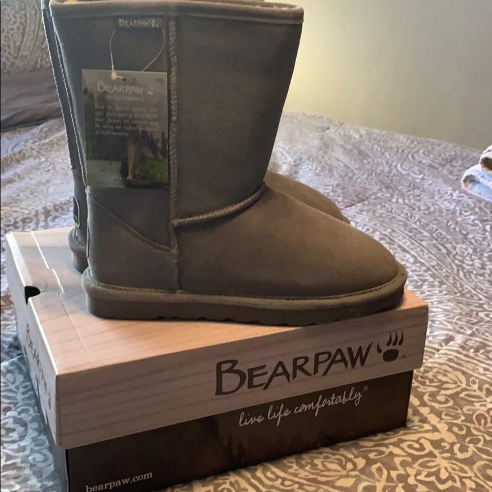 NWT Grey BearPaw women’s size 7/8 boots